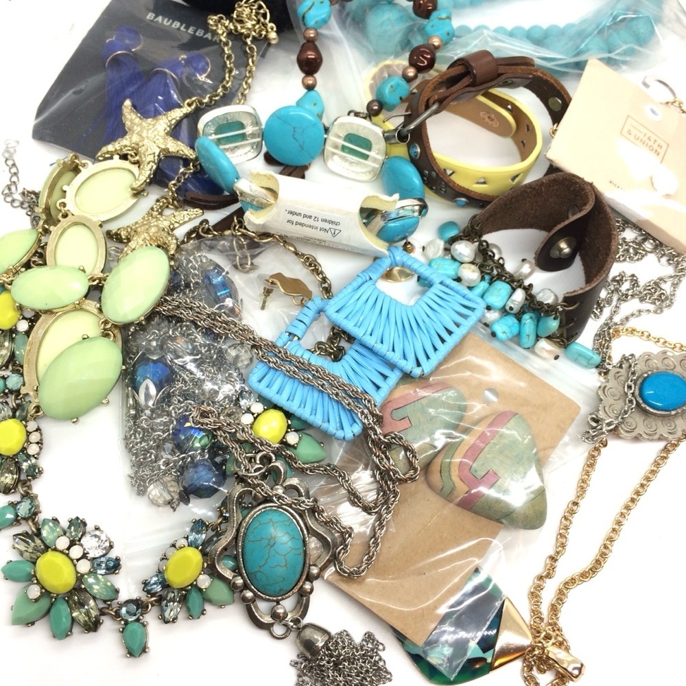 MYSTERY WEARABLE JEWELRY LOT0 FASHION BRACELETS NECKLACES BLUE YELLOW 1+ POUND